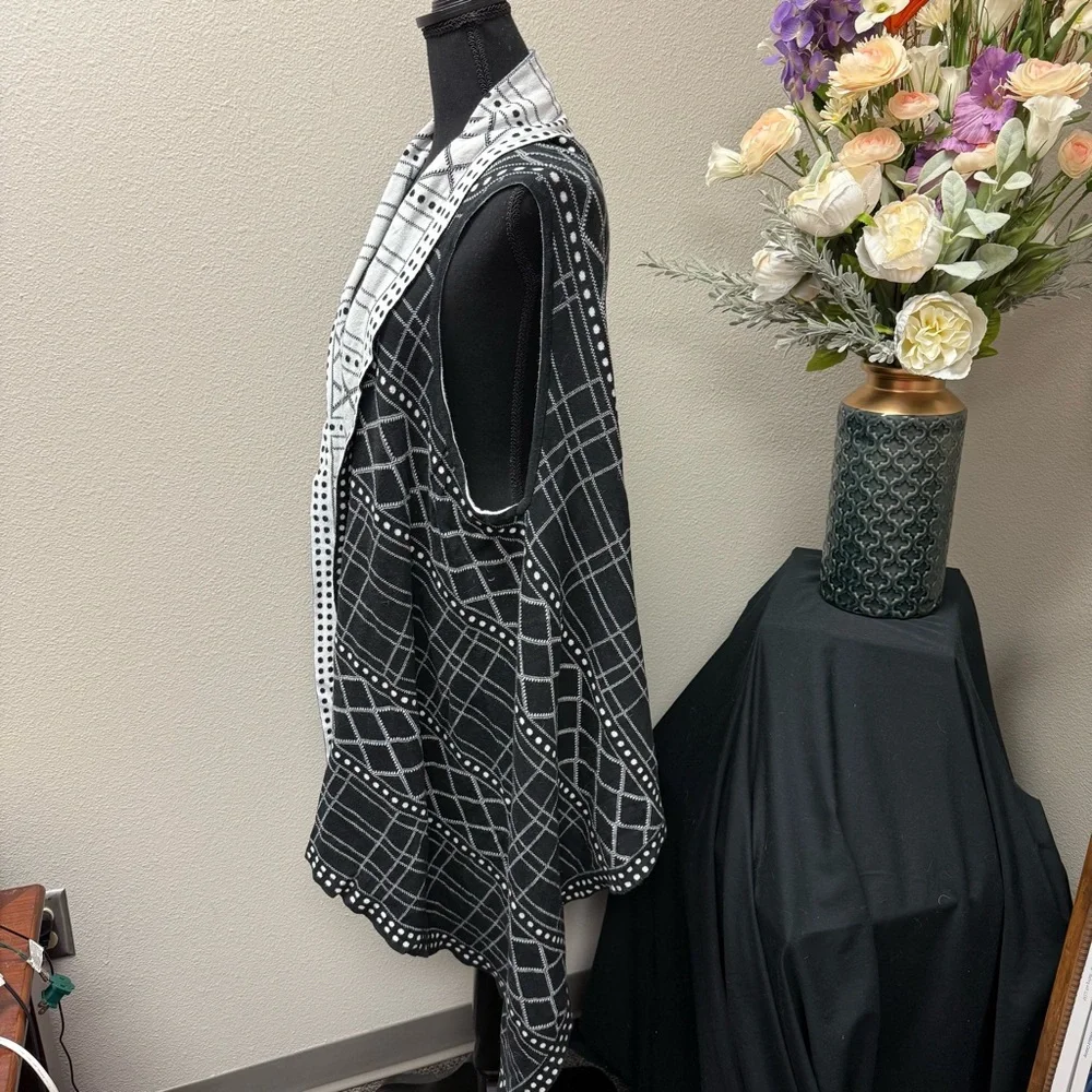EST. 1946 Plus 26/28W Black White Windowpane Knit Open Front Vest Layer - Picture 2 of 8